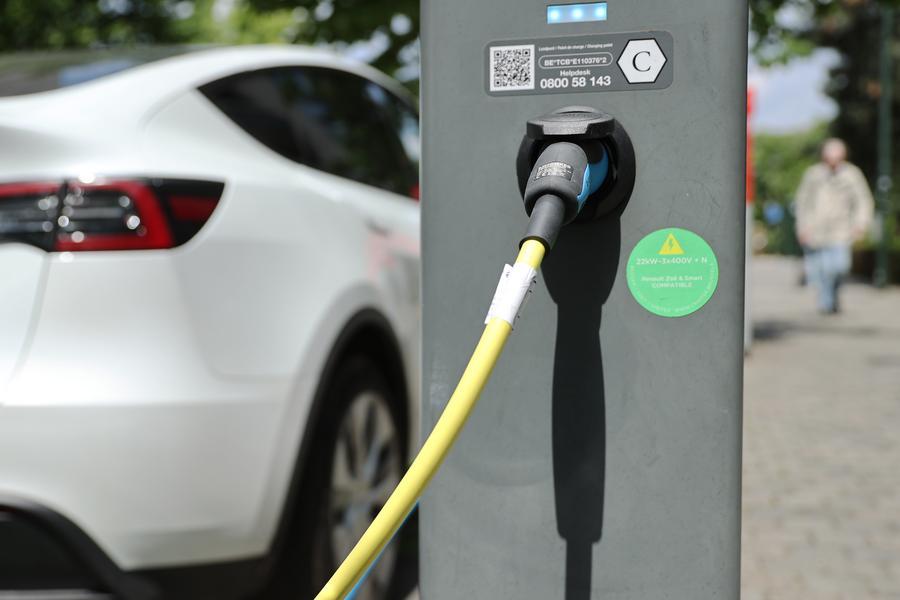 Pitanje čestih zaustavljanja radi punjenja pokrenuto je i na sastanku Kolegijuma komesara , nakon što se jedan komesar požalio na nepraktičnost električnih vozila