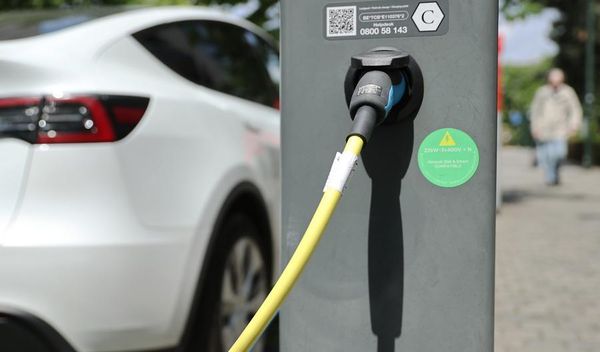 Pitanje čestih zaustavljanja radi punjenja pokrenuto je i na sastanku Kolegijuma komesara , nakon što se jedan komesar požalio na nepraktičnost električnih vozila