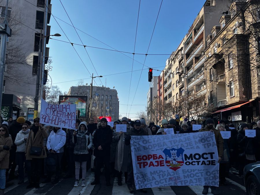 Image for "Zastani, Srbijo" ispred RTS