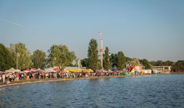 Veliki broj Beograđana u ranim jutarnjim časovima stigao je na Košutnjak, Adu Ciganliju, Avalu i druga izletišta, gde će uz tradicionalni roštilj, muziku i sportske aktivnosti proslaviti praznik rada