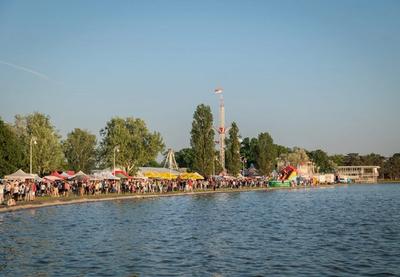 Veliki broj Beograđana u ranim jutarnjim časovima stigao je na Košutnjak, Adu Ciganliju, Avalu i druga izletišta, gde će uz tradicionalni roštilj, muziku i sportske aktivnosti proslaviti praznik rada