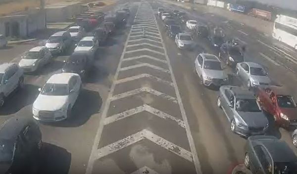 Image for Kamioni čekaju pet sati