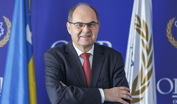 Šmit nije bio priznat kao visoki predstavnik BiH u Republici Srpskoj, jer njegovo imenovanje na tu funkciju nije bilo potvrđeno u Savetu bezbednosti UN