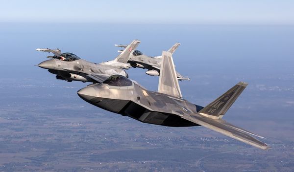 Image for Vera u laku pobedu iz vazduha gurnula Ameriku u rat