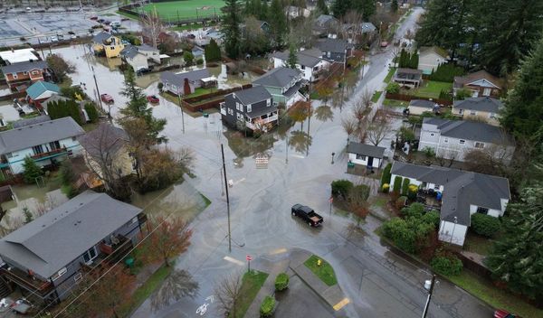 Image for Poplave nose kuće i mostove