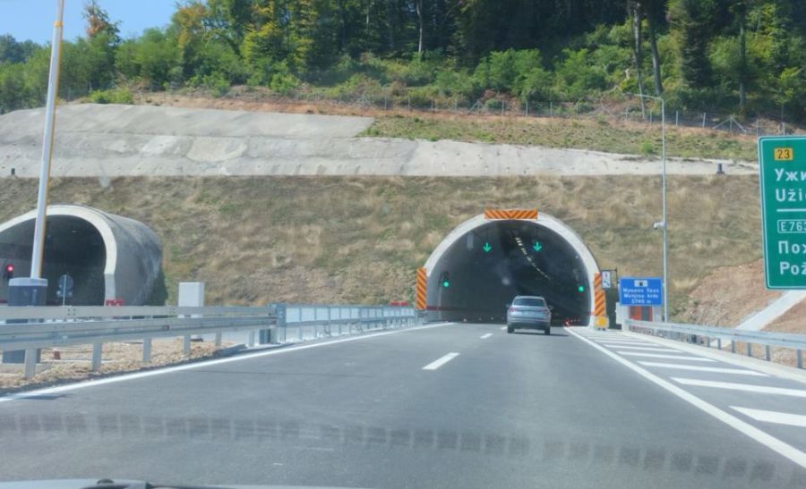 Image for Udes u tunelu, povređeno troje