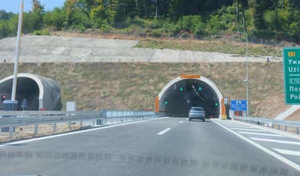 Image for Udes u tunelu, povređeno troje