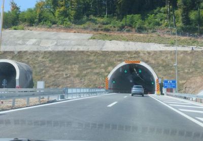 Image for Udes u tunelu, povređeno troje