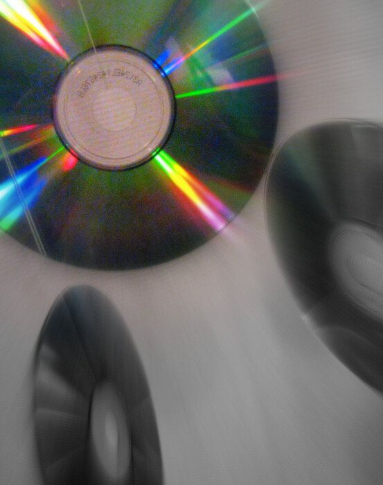 Sony i Philips radili su zajedno na razvoju standarda za digitalni audio-disk, a konačno rešenje predviđalo je disk prečnika 12 centimetara