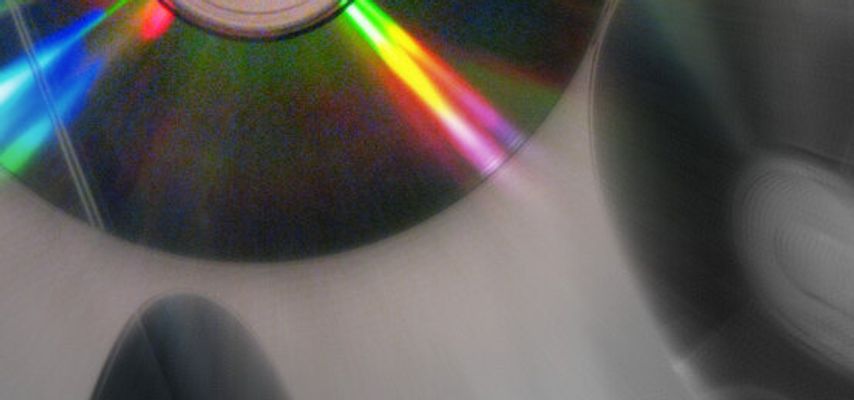 Sony i Philips radili su zajedno na razvoju standarda za digitalni audio-disk, a konačno rešenje predviđalo je disk prečnika 12 centimetara