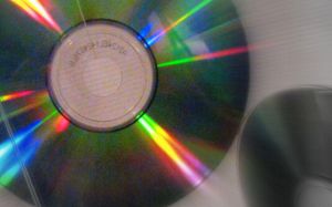 Sony i Philips radili su zajedno na razvoju standarda za digitalni audio-disk, a konačno rešenje predviđalo je disk prečnika 12 centimetara