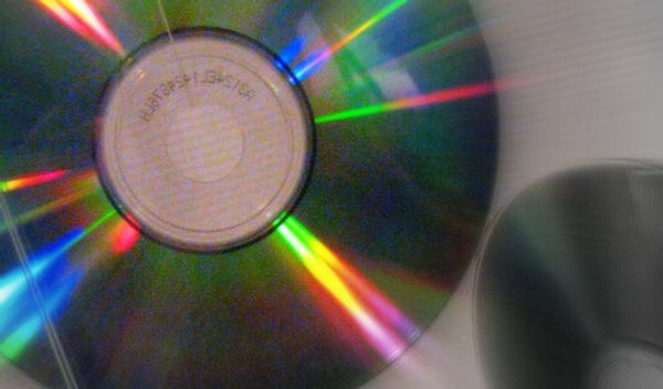 Sony i Philips radili su zajedno na razvoju standarda za digitalni audio-disk, a konačno rešenje predviđalo je disk prečnika 12 centimetara