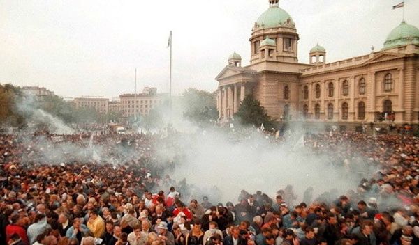 Policija je u početku nastojala da onemogući masovni dolazak pristalica DOS u Beograd, ali je to, kako se pokazalo, bilo uglavnom bezuspešno