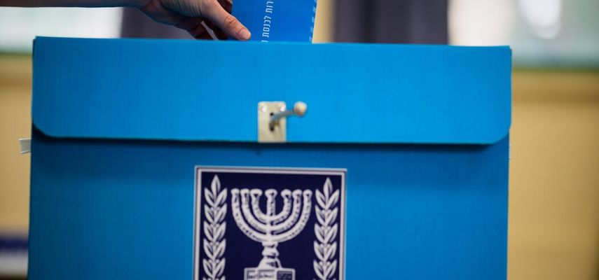 Blok izraelskog premijera Benjamina Netanjahua osvojio je na parlamentarnim izborima održanim u utorak 57 mandata, prema 47 koliko je pripalo anti-Netanjahuovom bloku