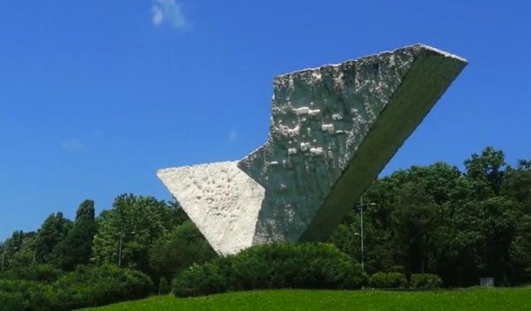 Image for Veliki školski čas u kragujevačkim Šumaricama na godišnjicu streljanja đaka i profesora