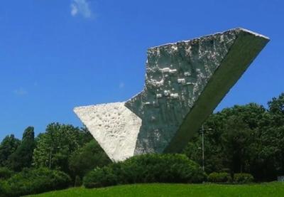 Image for Veliki školski čas u kragujevačkim Šumaricama na godišnjicu streljanja đaka i profesora