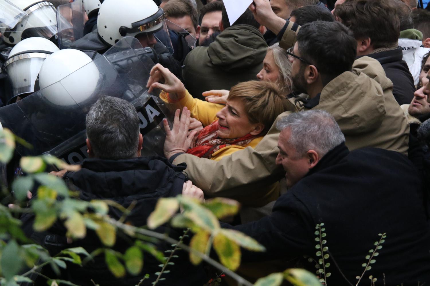 Image for Uzdržati se od blokade suda