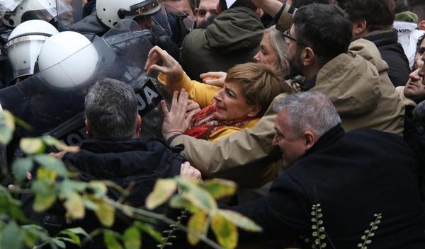 Image for Uzdržati se od blokade suda