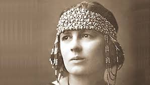 Nosila je mušku odeću, jahala konja i kretala se u borbenim zonama