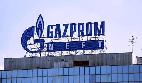 Rojters je u sredu objavio da je nedavno osnovana srpska kompanija KFT Senator Treasury G.T.7 ponudila dve milijarde evra ruskom Gasprom njeftu