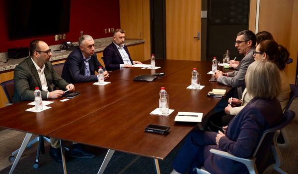 Image for Zabrinuti Kurtijevim potezima