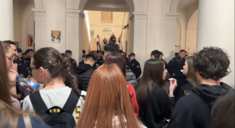 Image for Policija ušla u gimnaziju