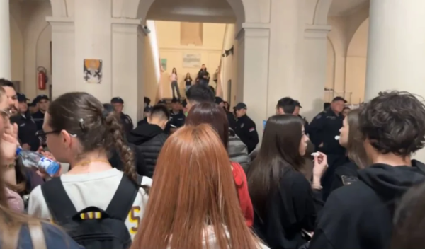 Image for Policija ušla u gimnaziju