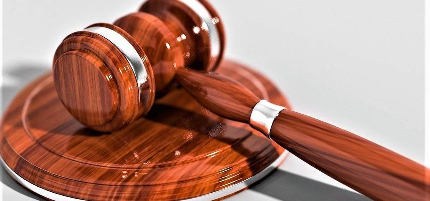 U obrazloženju Apelacioni sud navodi da prvostepeni sud nije dao adekvatan značaj olakšavajućim okolnostima, odnosno da je okrivljeni mlada osoba koja ranije nije osuđivana