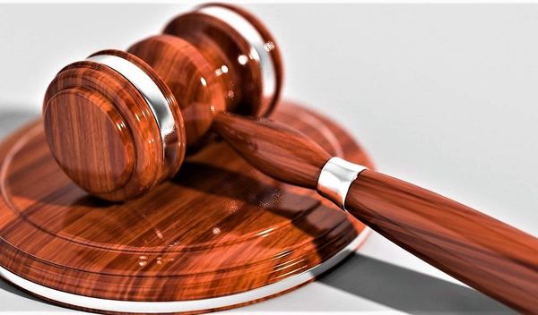 U obrazloženju Apelacioni sud navodi da prvostepeni sud nije dao adekvatan značaj olakšavajućim okolnostima, odnosno da je okrivljeni mlada osoba koja ranije nije osuđivana