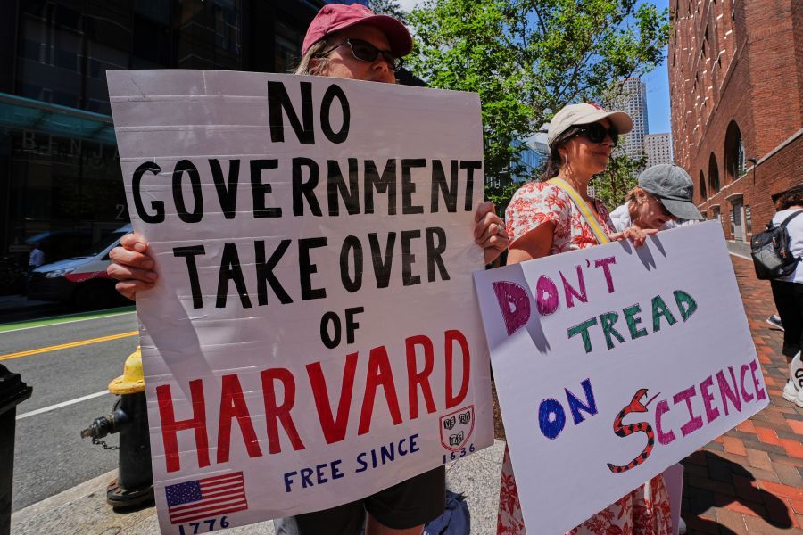 Image for Harvard se opire Trampu