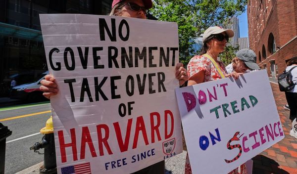Image for Harvard se opire Trampu