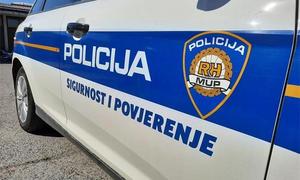Policija je blokirala šire područje Drniša, a pretpostavlja se da se Aleksić krije na gusto pošumljenom terenu, zbog čega se pretraga obavlja i uz pomoć dronova