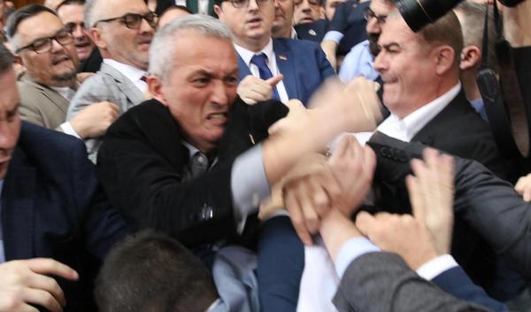 Image for Opozicija izabrala nasilje