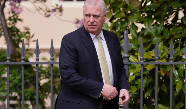 Endrju Mauntbete-Vindzor, brata kralja Čarlsa