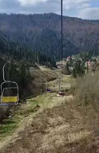 Image for Žičara sa oko 80 ljudi zaustavila se na planini u Ukrajini, u toku akcija spasavanja