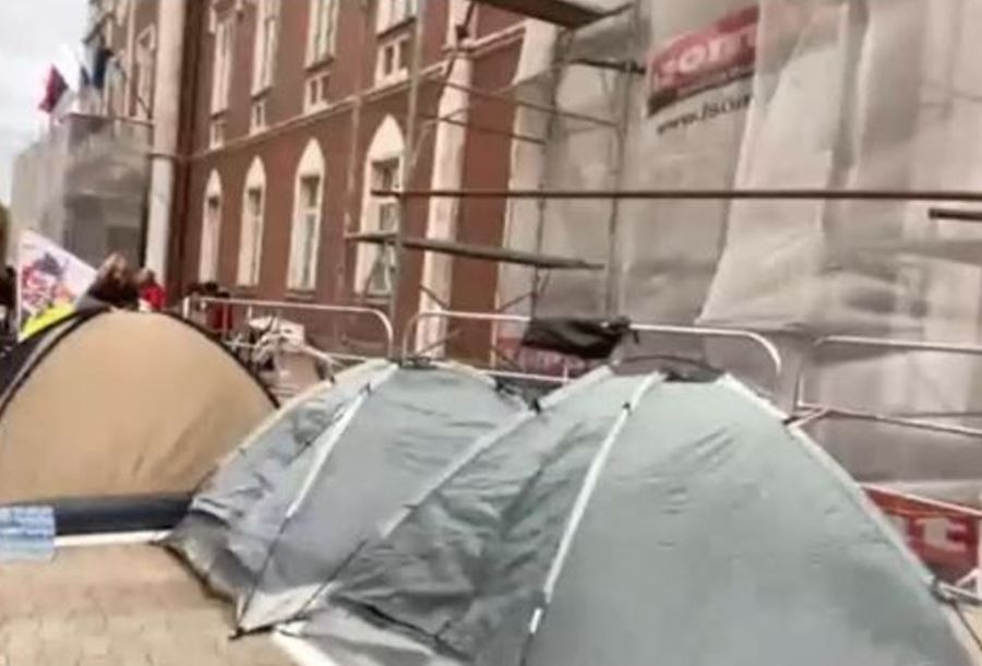 Image for Spavanje pred Opštinom