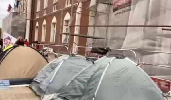 Image for Spavanje pred Opštinom