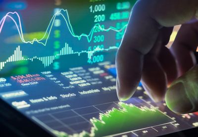 Berzanski indeks Dow Jones pao je za 0,5 odsto, odnosno oko 232 poena poena, a S&P 500 i Nasdaq za 0,1 odsto