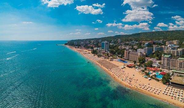 Regionalni zdravstveni zavod bugarskog grada Varne saopštio je danas da se zabranjuje kupanje na Oficirskoj plaži u tom letovalištu, zbog posebno visokih nivoa ešerihije koli i crevnih enterokoka u moru