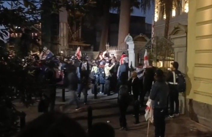 Image for Demonstranti upali u predsedničku palatu (video)