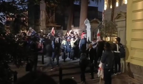 Image for Demonstranti upali u predsedničku palatu (video)
