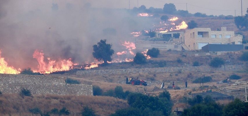Dva vatrogasca su poginula u velikom šumskom požaru koji je juče u popodnevnim satima izbio na jugu Krita, u oblasti Retimno, a prema prvim informacijama, oni su ostali zarobljeni u vozilu u blizini mesta Sahturija