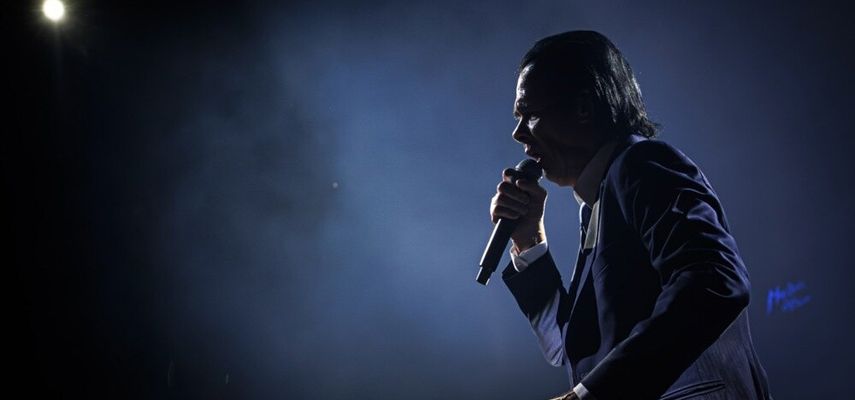 Koncert je otvoren pesmom "Get Ready for Love", nakon koje su usledile "From Her to Eternity", "Train Long-Suffering" i naslovna numera sa poslednjeg albuma "Wild God"
