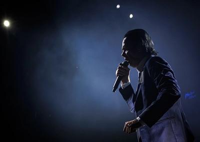 Koncert je otvoren pesmom "Get Ready for Love", nakon koje su usledile "From Her to Eternity", "Train Long-Suffering" i naslovna numera sa poslednjeg albuma "Wild God"