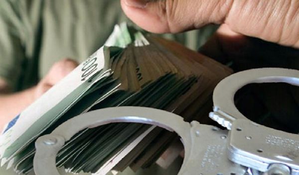 Image for Službenik uzeo novac banke