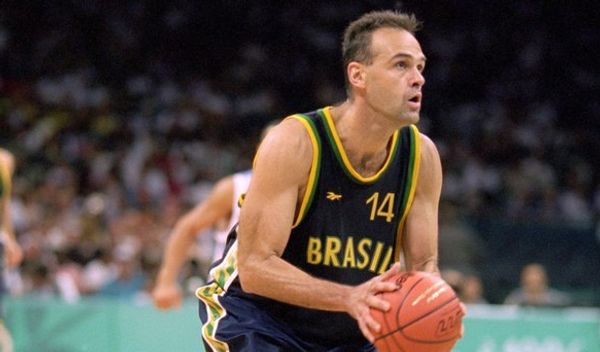 Šmit nikada nije nastupao u NBA ligi, ali je u rodnom Brazilu obožavan zbog požrtvovanog igranja za reprezentaciju