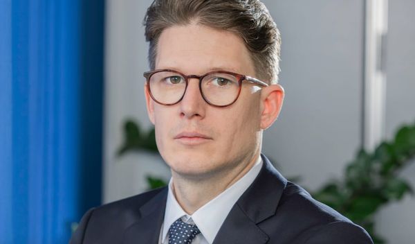 Znanje bez razumevanja sistema, procesa, odgovornosti i načina na koji funkcioniše moderna ekonomija vrlo brzo postaje nedovoljno