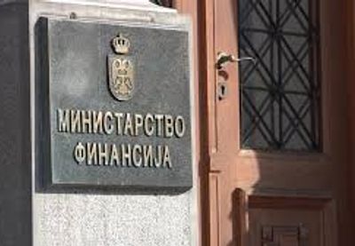 U odnosu na kraj 2025. smanjen je i javni dug i njegovo učešće u BDP-u, odnosno 31. decembra prošle godine javni dug je iznosio 39,34 milijarde evra, a njegovo učešće u BDP-u bilo je 44,4 odsto