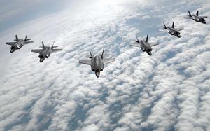 Geopolitički značaj ostrva proizlazi iz njegove pozicije u neposrednoj blizini Ormuskog moreuza - ključnog energetskog „čekpointa“ kroz koji prolazi oko 20 odsto globalne trgovine naftom