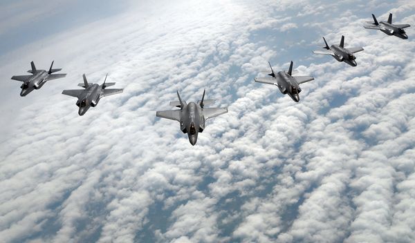 Geopolitički značaj ostrva proizlazi iz njegove pozicije u neposrednoj blizini Ormuskog moreuza - ključnog energetskog „čekpointa“ kroz koji prolazi oko 20 odsto globalne trgovine naftom